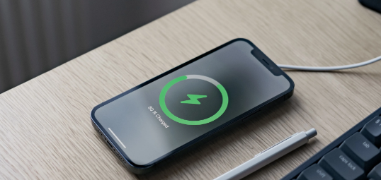 Móvil cargando - costo de cargar tu smartphone al año